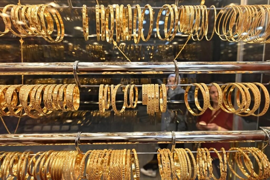 الذهب يتراجع بقوة ويقترب من أسوأ أداء فصلي منذ 2013 وسط ضغوط الفائدة والتضخم