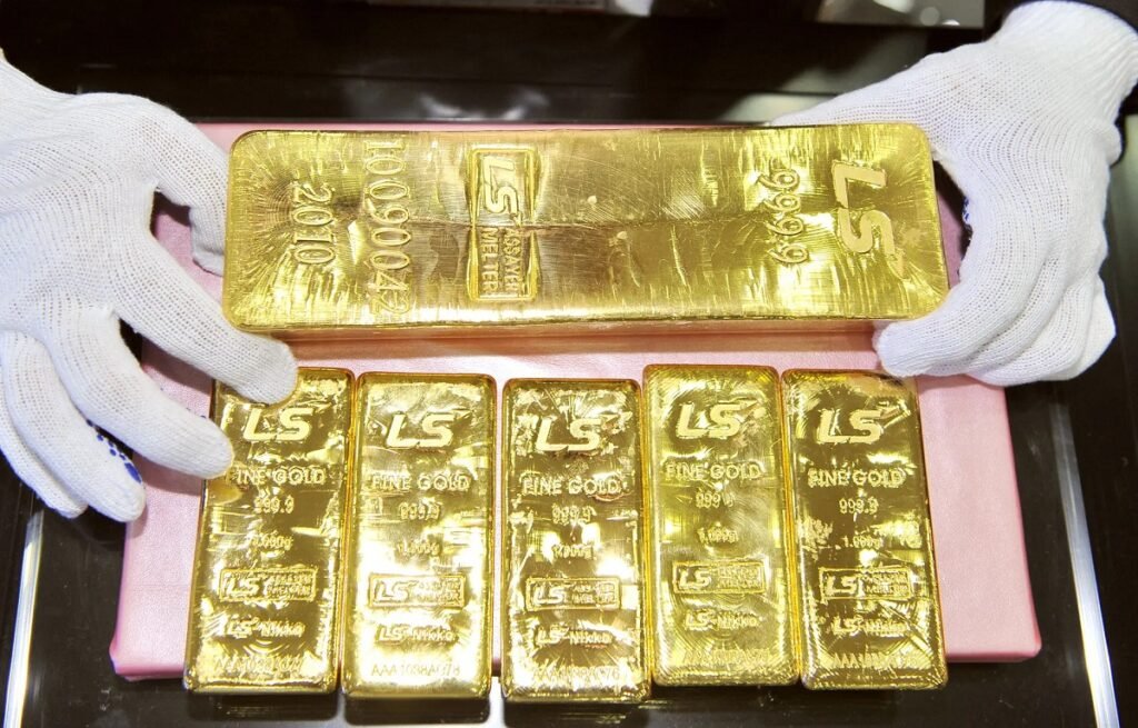 الذهب يهبط إلى 4517 دولار للأونصة مع قوة الدولار وارتفاع النفط وترقب قرارات ترامب