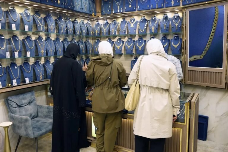 تراجع أسعار الذهب وسط توتر النفط وتوقعات رفع الفائدة الأميركية