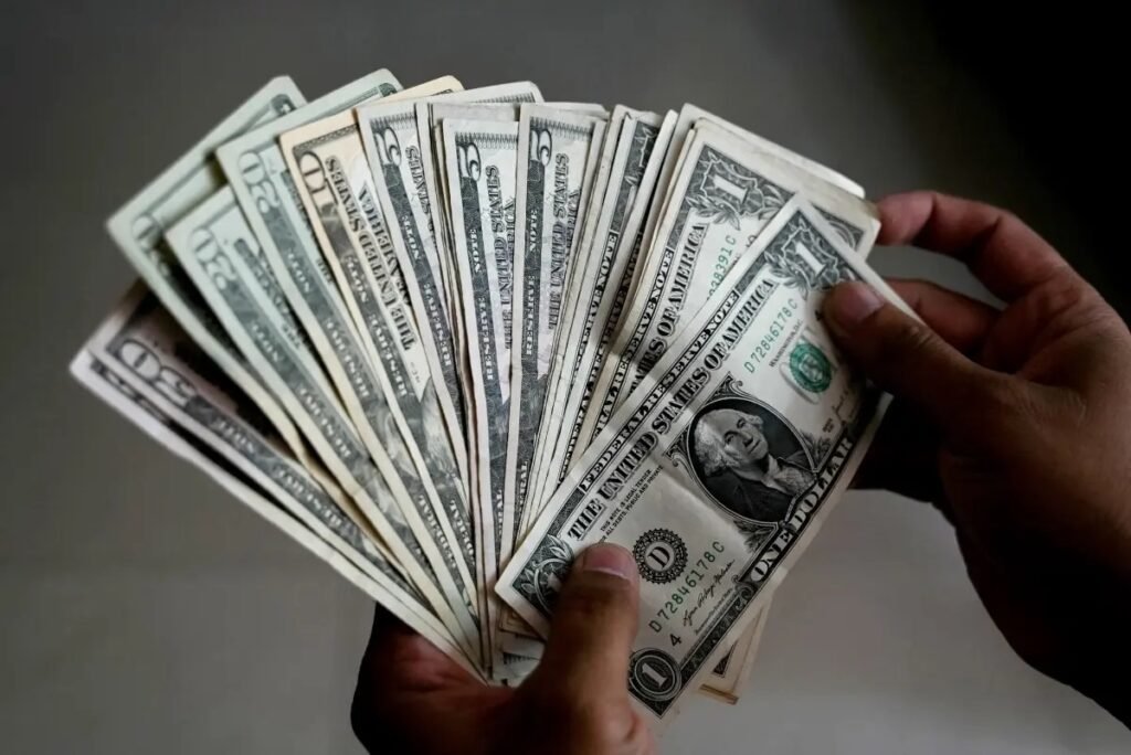 الدولار يقترب من أكبر مكاسبه الشهرية في عام.. توقعات رفع الفائدة الأميركية تدعم صعوده