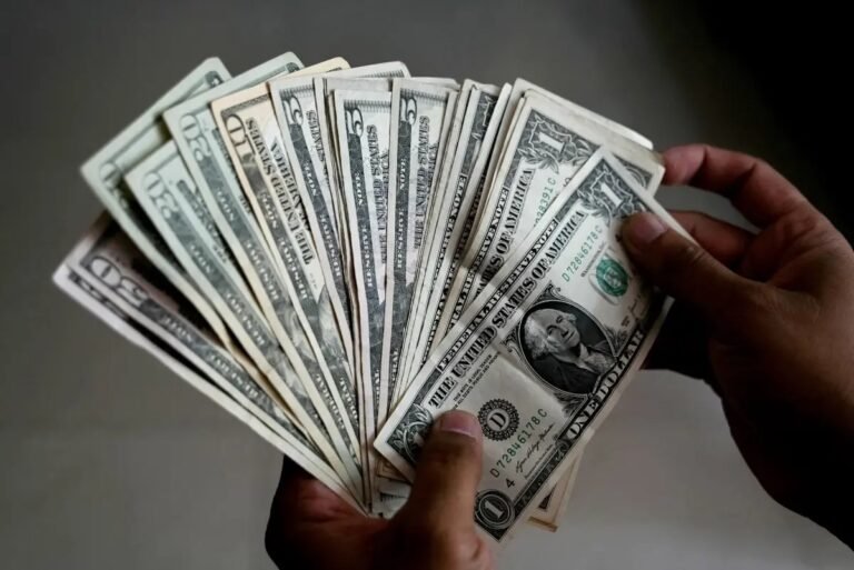 الدولار يقترب من أكبر مكاسبه الشهرية في عام.. توقعات رفع الفائدة الأميركية تدعم صعوده