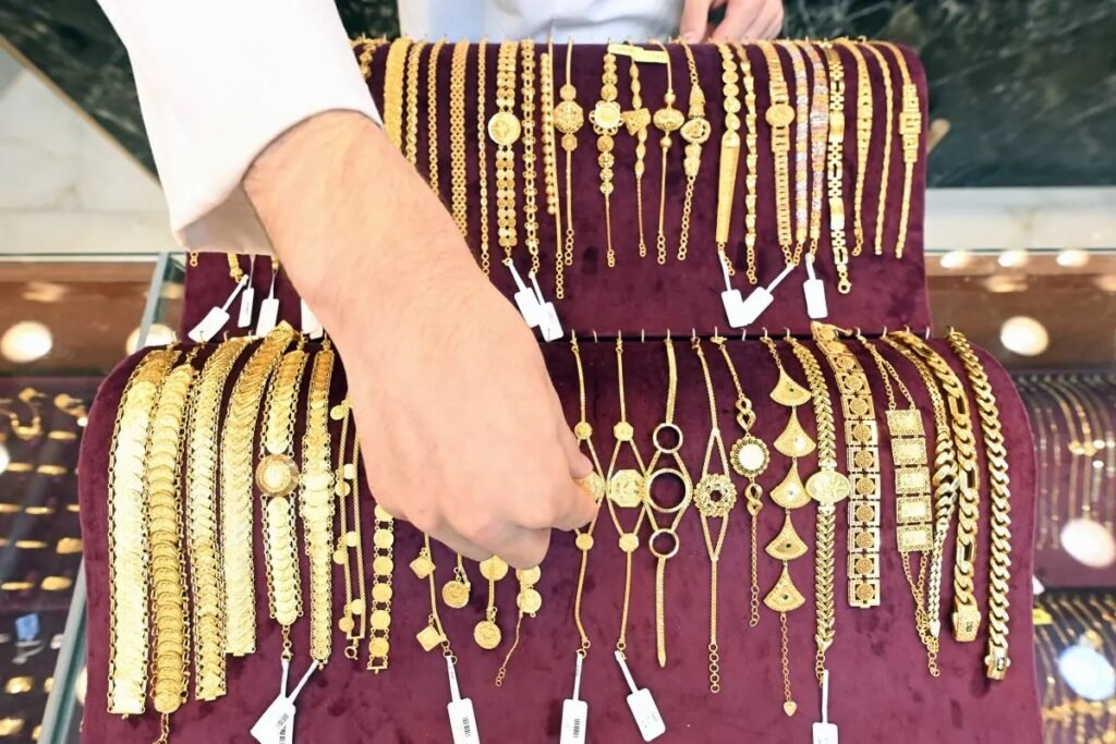 أسعار الذهب تواصل التراجع عالمياً.. ارتفاع الدولار وعوائد السندات يزيدان الضغوط على المعدن الأصفر