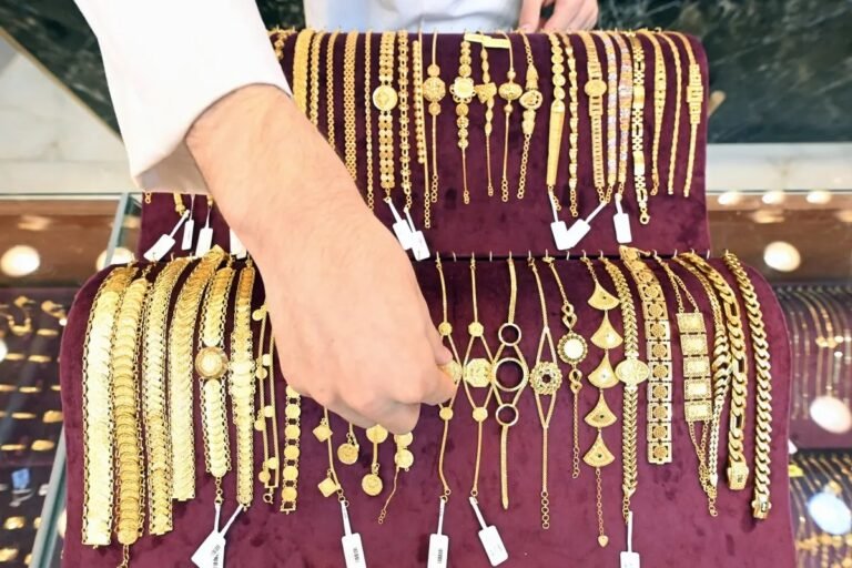 أسعار الذهب تواصل التراجع عالمياً.. ارتفاع الدولار وعوائد السندات يزيدان الضغوط على المعدن الأصفر