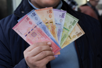 بعد خروج العملة القديمة من التداول.. غياب الفئات الصغيرة يربك الأسواق السورية
