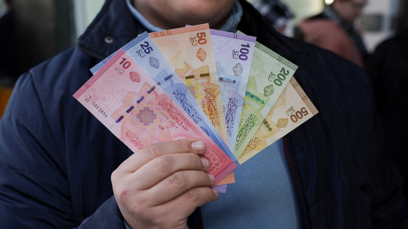 بعد خروج العملة القديمة من التداول.. غياب الفئات الصغيرة يربك الأسواق السورية