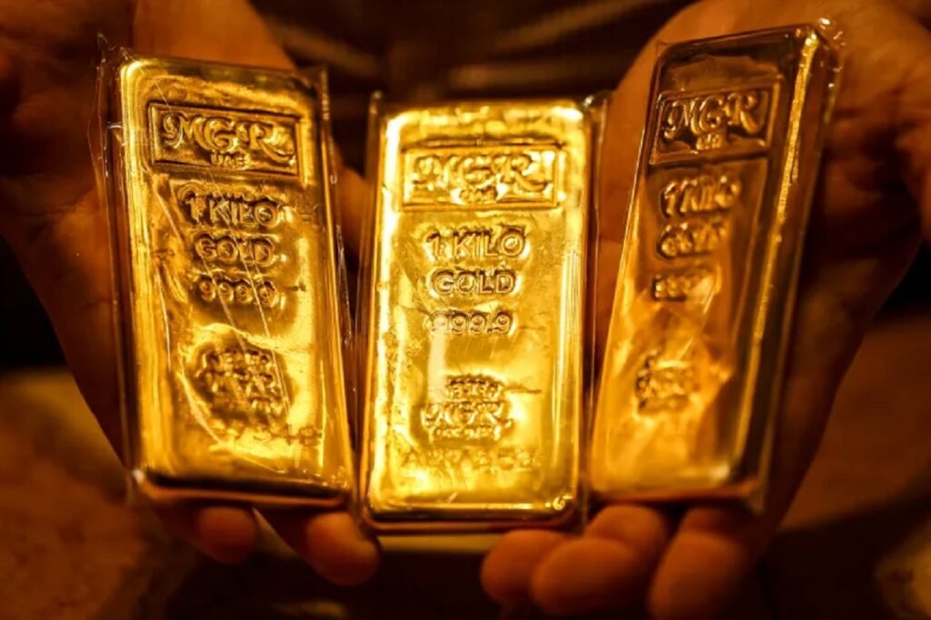 الذهب يوقف نزيف الخسائر ويحقق أول مكاسب أسبوعية منذ شهر.. هل يواصل الصعود؟