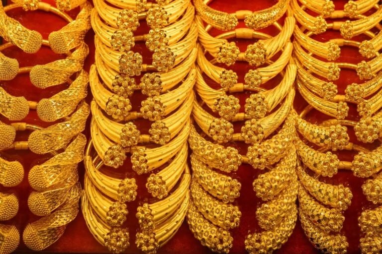 أسعار الذهب تتقلب مع تصاعد التوترات وارتفاع رهانات الفائدة الأميركية.. الأسواق تترقب محضر الفيدرالي