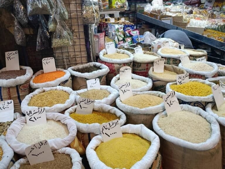 رغم تحسن سعر صرف الليرة السورية.. لماذا تواصل أسعار المواد الغذائية والمنظفات الارتفاع في الأسواق؟