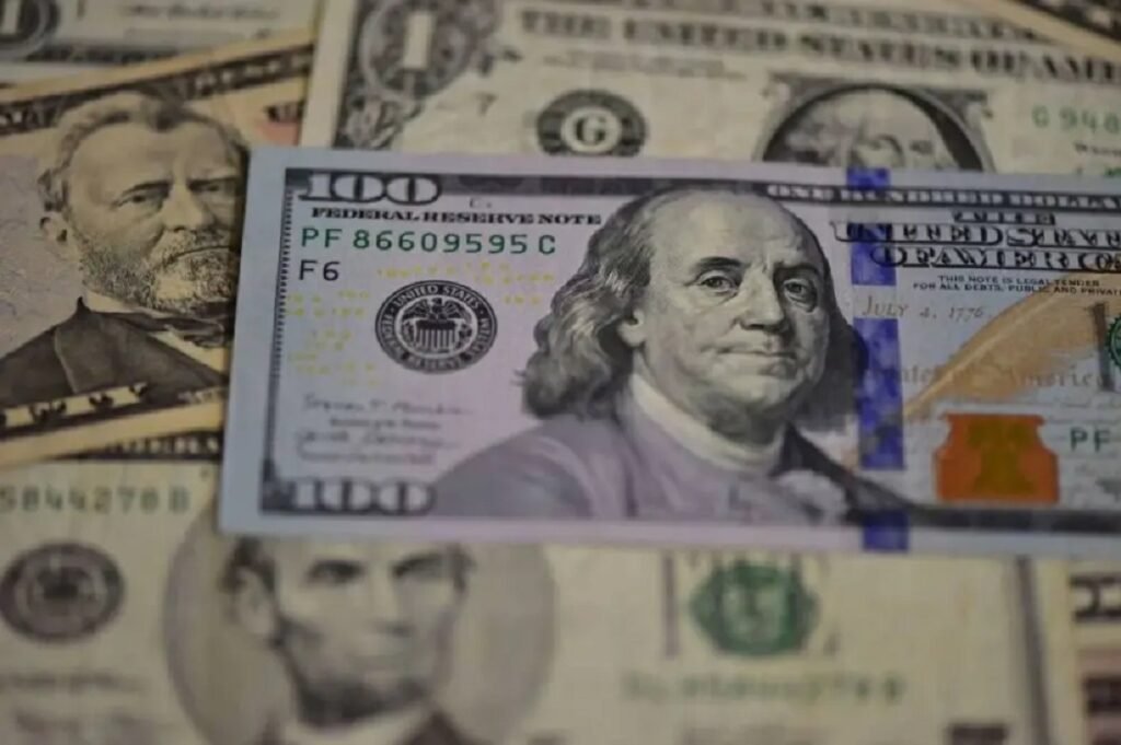 استطلاع عالمي: البنوك المركزية تتجه لتقليص حيازاتها من الدولار وزيادة الاستثمار في الذهب واليورو