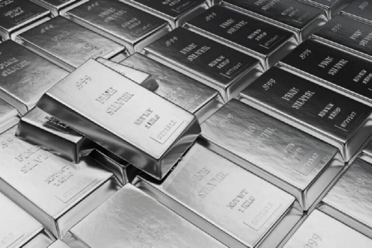 أسعار الفضة تتراجع مع نهاية الأسبوع.. ضغوط الأسواق تعزز احتمالات استمرار الهبوط