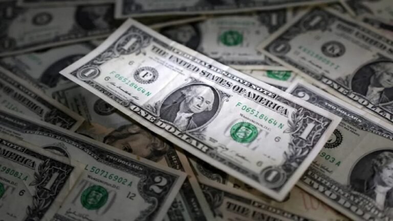 الدولار الأمريكي يتراجع مع تحسن شهية المستثمرين.. واليورو والجنيه الإسترليني يسجلان مكاسب