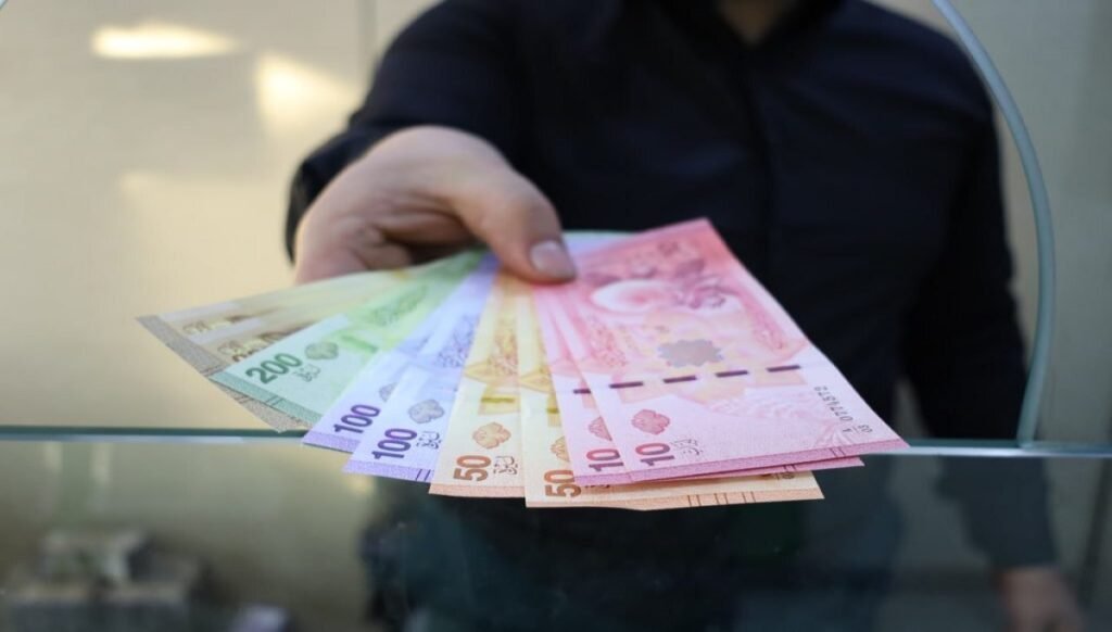 استبدال العملة السورية يدخل مرحلته الأخيرة.. 80% من الكتلة النقدية أُنجزت وخبراء يحددون التحديات والفرص