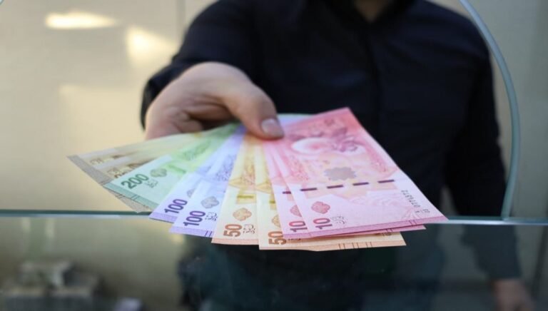 استبدال العملة السورية يدخل مرحلته الأخيرة.. 80% من الكتلة النقدية أُنجزت وخبراء يحددون التحديات والفرص