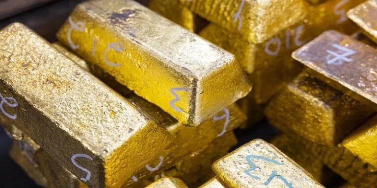 الذهب يتماسك قرب 4340 دولاراً وسط ضغوط من عوائد السندات والنفط