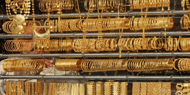 الذهب يسجل أعلى مستوى في 7 أسابيع.. تراجع الدولار وعوائد السندات يدفعان الأسعار للصعود