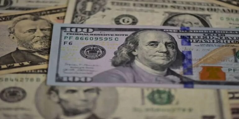 الدولار قرب أدنى مستوياته في عدة أشهر مع تراجع رهانات رفع الفائدة الأميركية