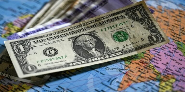 الدولار قرب أدنى مستوى في 3 أشهر بعد تحرك الخزانة الأميركية لتهدئة سوق السندات