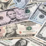 العراق يعلن التوصل إلى تفاهم مع أميركا بشأن استمرار إرسال شحنات الدولار