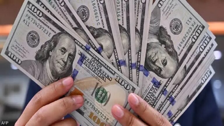 الدولار يتراجع من أعلى مستوى في شهرين.. النفط والفائدة تحت أنظار الأسواق