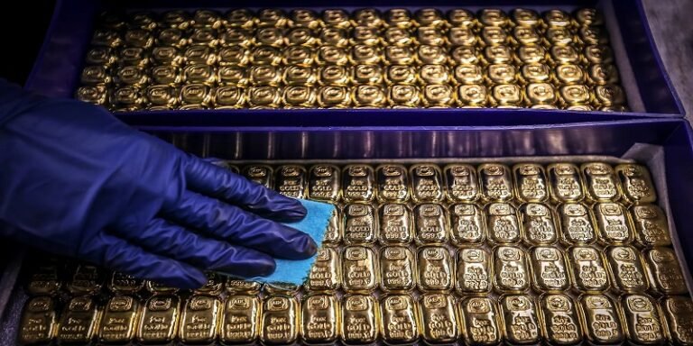 الذهب يتراجع لأدنى مستوى في 3 أسابيع.. النفط والدولار يضغطان على المعدن الأصفر