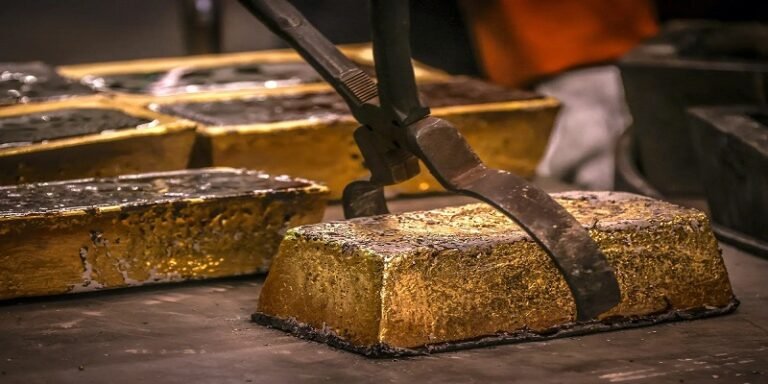 الذهب يرتفع بأكثر من 1%.. تراجع الدولار وترقب التضخم يدعمان الأسعار