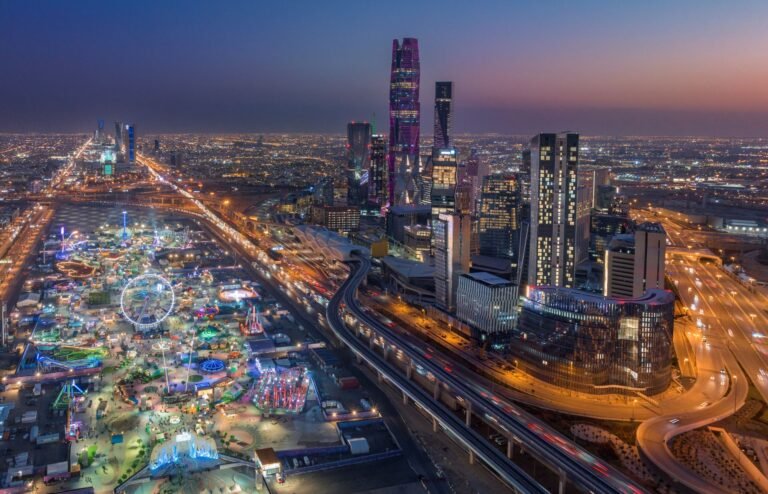 إمدادات النفط السعودية تهبط لأدنى مستوى في أكثر من 3 عقود