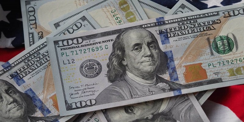 الدولار يتراجع أمام العملات الرئيسية والين يقفز 2%.. الأسواق تترقب قرار الفائدة الأميركية