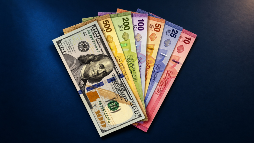 أوراق نقدية من الدولار الأميركي والليرة السورية، صورة توضيحية لخبر سعر الدولار في سوريا