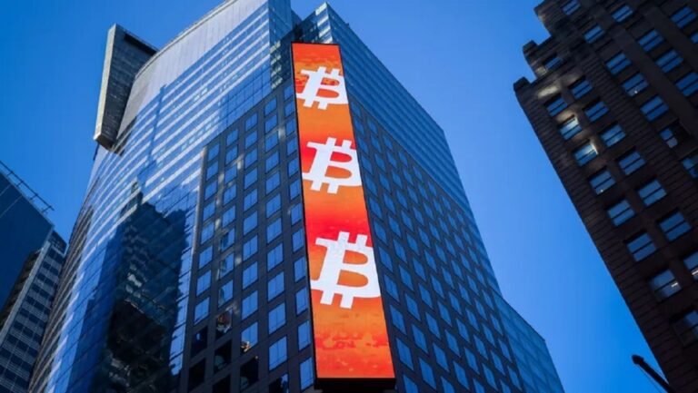 بتكوين تهبط 2.4%.. تصفية رهانات بـ550 مليون دولار تضغط على العملات المشفرة