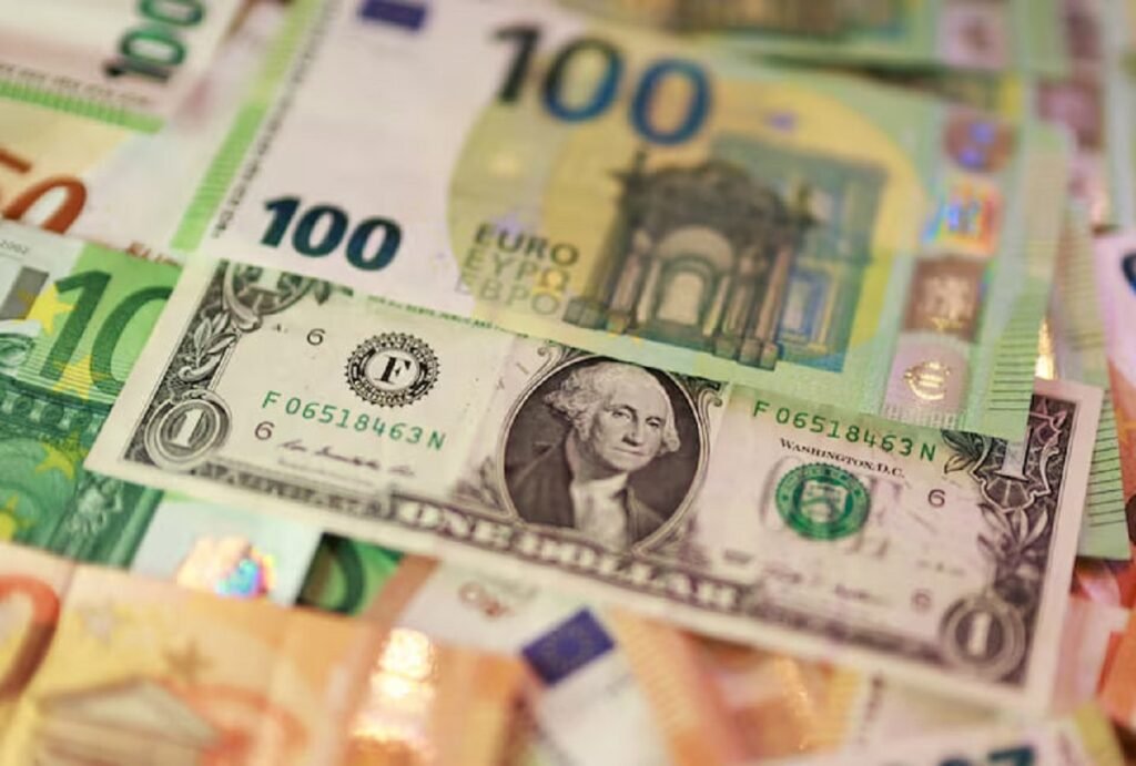 اليورو يهبط لأدنى مستوى في 17 شهراً.. والدولار يرتفع رغم ضعف الوظائف الأميركية