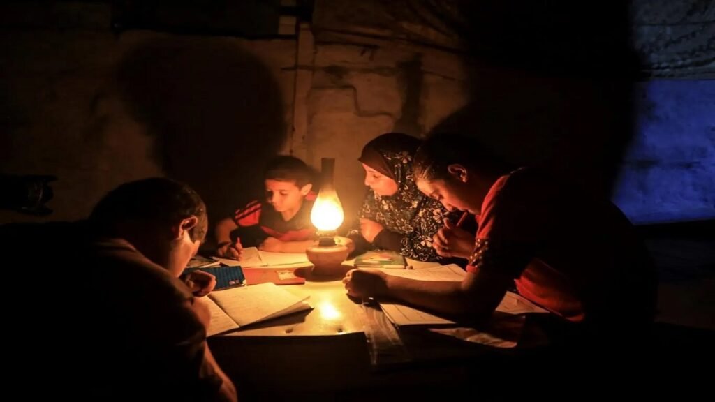 مصر أمام 3 خيارات لمواجهة قفزة النفط إلى 110 دولارات.. وتحذيرات من نقص الوقود والكهرباء
