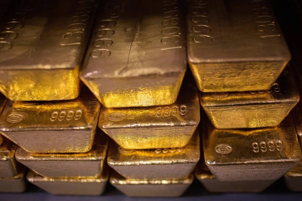 كابوس الإثنين الأسود.. هل يواصل الذهب الهبوط والدولار الصعود في الأيام المقبلة؟